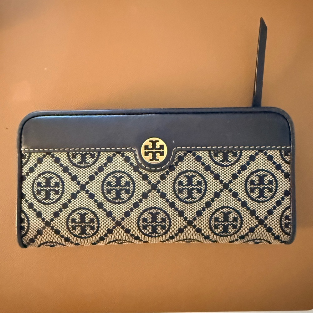 Tory Burch Navy and Beige Logo Zip Wallet